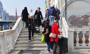 6124568-Big_suitcases_in_Venice_are_likely_a_mistake_Venice[1]